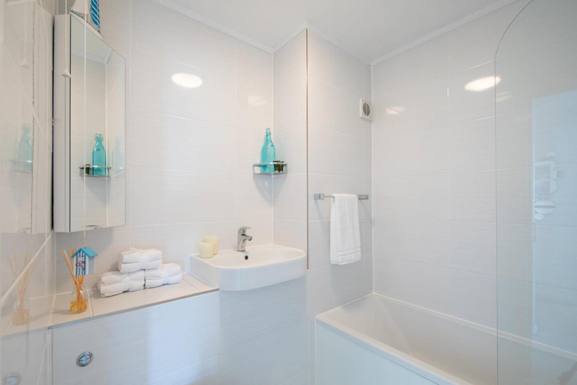 High-End Beachfront Getaway Sea View King Bed East Wittering Exteriör bild