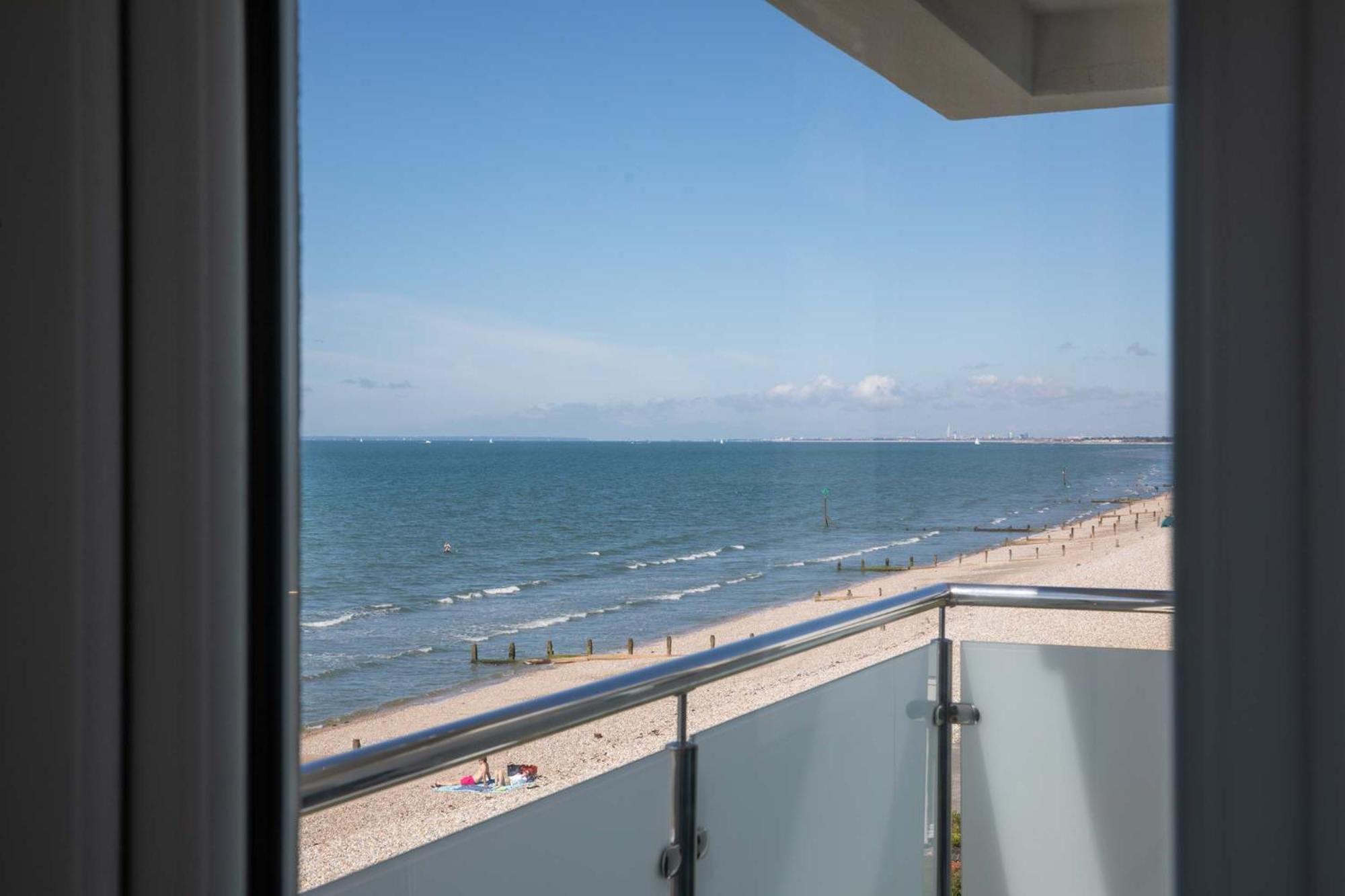 High-End Beachfront Getaway Sea View King Bed East Wittering Exteriör bild
